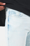 Jean azul claro slim con desgastes, rotos y tiro bajo